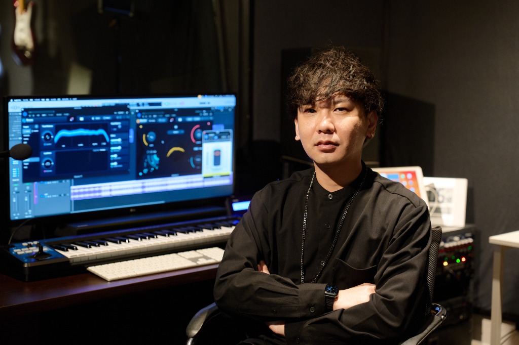 隈元勇樹 DTMデスク前写真